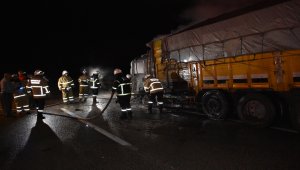 Kırıkkale'de seyir halindeki şeker pancarı yüklü kamyon alev aldı