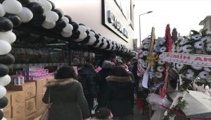 Kırıkkale'de yeni açılan alışveriş merkezi önünde kuyruk oluştu