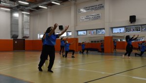 Kırşehir'de "7 Bölge ve 7 Yöre Projesi" ile farklı yörelere ait halk oyunları yaşatılıyor