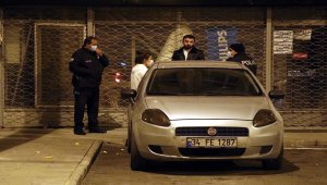 Kısıtlamayı ihlal eden iki kişi polise yakalanmamak için otomobilin arkasına gizlendi