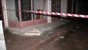 Konya'da apartmanın teras katında tüpten kaynaklandığı sanılan patlamada 3 kişi yaralandı