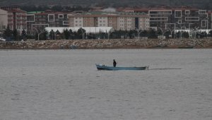 Konya'da kısıtlamadan muaf tatlı su balığı avcıları göle ağ sermeye devam etti