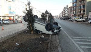 Konya'da takla atarak refüje çıkan otomobilin sürücüsü yaralandı