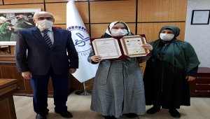 Kur'an aşkıyla takdir toplayan görme engelli Hamide Özbek hafızlık belgesini aldı