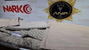 Narkotik köpeği "Avcı" yorgana saklanmış uyuşturucuyu buldu 