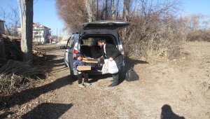 Sadece çocuklara oyuncak dağıtmıyorlar, yardım eli de uzatıyorlar