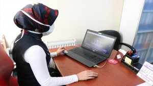 Sağlık çalışanları, AA'nın "Yılın Fotoğrafları" oylamasına katıldı