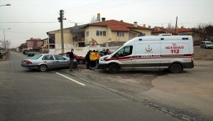 Şarkışla'da otomobiller çarpıştı: 1 yaralı