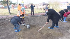 Seydişehir'de engelli öğrenciler meyve fidanı dikti