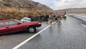 Sivas'ta buzlanma nedeniyle meydana gelen zincirleme kazada 10 araç hasar gördü