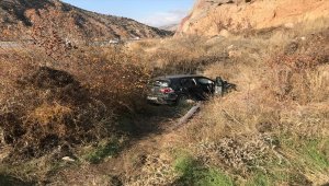 Sivas'ta devrilen otomobildeki 5 kişi yaralandı
