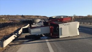 Sivas'ta devrilen traktördeki 3 kişi yaralandı