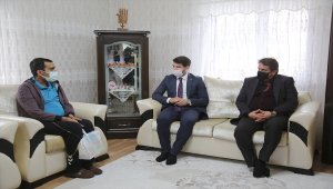 Sivas'ta kanseri 3 kez yenen üniversite öğrencisine bilgisayar desteği