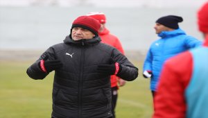 Sivasspor Teknik Direktörü Çalımbay: "Konyaspor maçında galibiyetten başka hiçbir şey düşünmüyoruz"