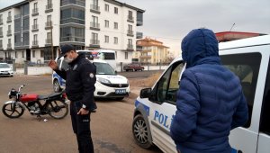 Sokağa çıkma kısıtlamasına uymayan alkollü motosiklet sürücüsüne 4 bin 50 lira ceza