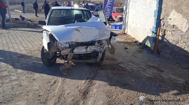 Tomarza'da otomobille hafif ticari araç çarpıştı: 2 yaralı 