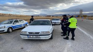 Yalıhüyük'te jandarma ve polis ekiplerinden Kovid-19 denetimi