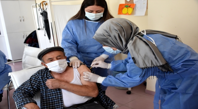 Aksaray'da huzurevleri ve bakımevleri sakinleri ile personeline Kovid-19 aşısı yapılıyor 