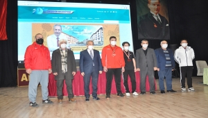 Akşehir Belediyesi başarılı sporcuları altınla ödüllendirdi
