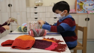 Anaokulu öğrencileri Doğu ve Güneydoğu Anadolu'daki çocuklar için örgü örüyor