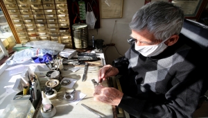 Aynı dükkanda 46 yıldır saatlere ayar veriyor