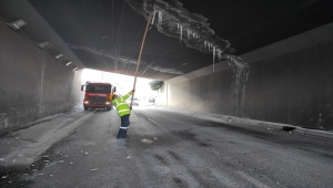 Başkentte tehlike oluşturan buz sarkıtları temizleniyor
