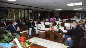 Belediye Başkanı Demirbaş, engelli şair Minnet'i ağırladı