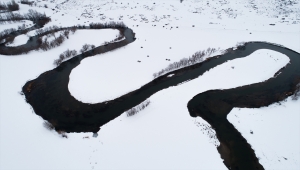 Bembeyaz örtüde süzülen Zamantı Irmağı'nın menderesleri kar altında göz kamaştırıyor