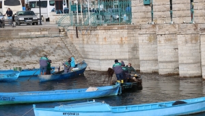 Beyşehir Gölü kıyısında kayıklarla ot temizliği