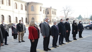 Büyükkılıç ve Çandıroğlu, öğretmenlerle İstiklal Marşı'nı okudu