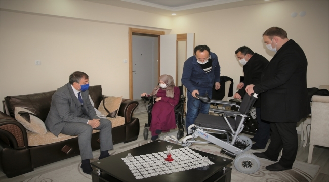 Çankırı'da üniversite öğrencisinin tekerlekli sandalye ihtiyacı Rektör Ayrancı tarafından karşılandı