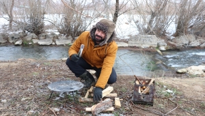 Doğada yaptığı yemeklerle kentleri tanıtıyor