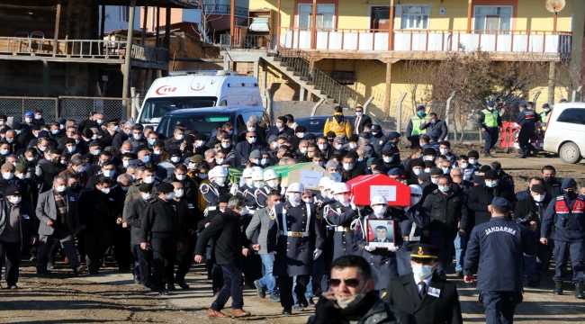 Erzurum'daki trafik kazasında hayatını kaybeden uzman çavuş ve ailesi toprağa verildi