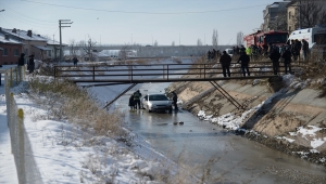 Eskişehir'de kayganlaşan yolda kontrolden çıkan otomobil sulama kanalına düştü