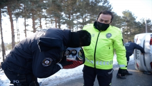 Eskişehir'de kaza yapan araçta ürken kediyi polis sakinleştirdi