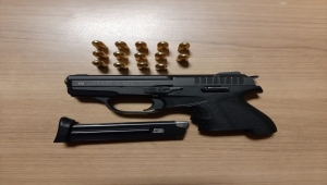 Eskişehir'de mahalle bekçilerinden kaçan şüpheli ruhsatsız tabancayla yakalandı 