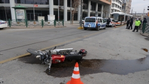 Eskişehir'de tramvay ile motosiklet çarpıştı: 1 yaralı