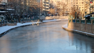 Eskişehir'den geçen Porsuk Çayı buz tuttu