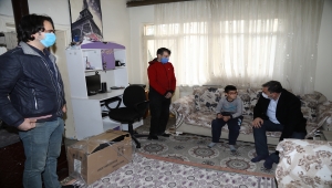 Evindeki yangında bilgisayarı yanan engelli çocuğa yenisi hediye edildi