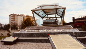 Gazeteci yazar Uğur Mumcu'nun otomobili Eskişehir'de parkta sergileniyor