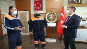 Gölbaşı Belediyesi temizlik personeli, donmak üzere olan köpeğe sahip çıktı