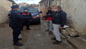 Jandarma ekipleri yolda buldukları cüzdanı sahibine teslim etti