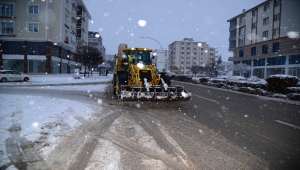Kahramankazan'da karla mücadele çalışmaları sürüyor