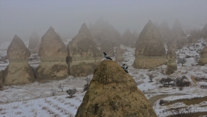 Kapadokya'da kar ve sis turistleri büyüledi