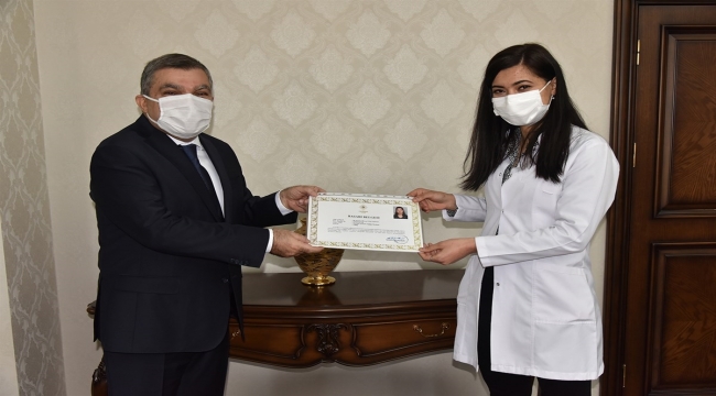 Karaman Valisi Işık, sağlık çalışanlarını başarı belgesi ile ödüllendirdi