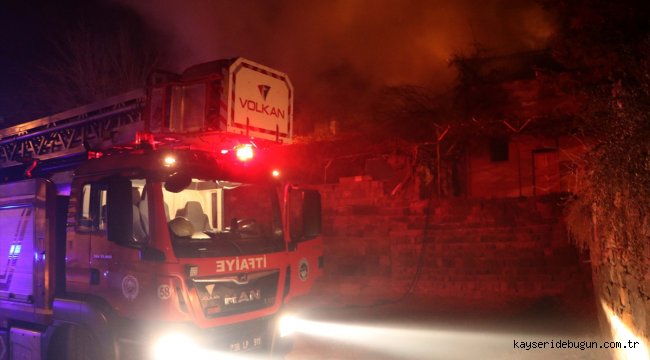 Kayseri'de cami bahçesinde çıkan yangın söndürüldü