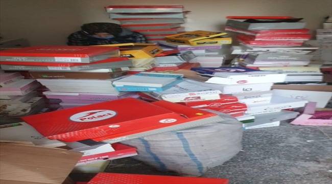 Kayseri'de muhtar kendi imkanlarıyla aldığı 1500 çift botu ihtiyaç sahiplerine dağıttı 