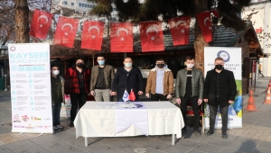 Kayseri'de öğrenciler "gönüllülük dersi" kapsamında hijyen paketi dağıttı