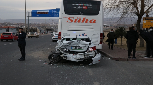 Kayseri'de otomobile çarpan hafriyat kamyonunun sürücüsü kaçtı