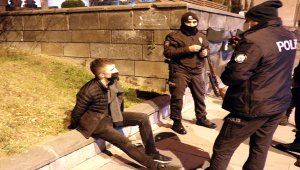 Kayseri'de uzun namlulu silahla mezarlıkta gezen 2 kişi gözaltına alındı